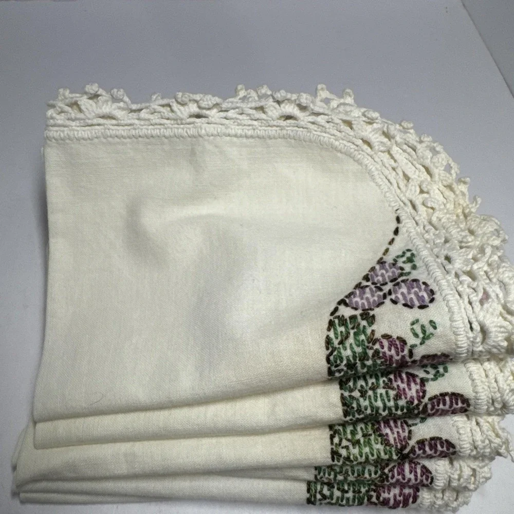 Vintage‎ Hand Embroidered Grape Linen Placemats Crochet Lace Trim Set of 4 White